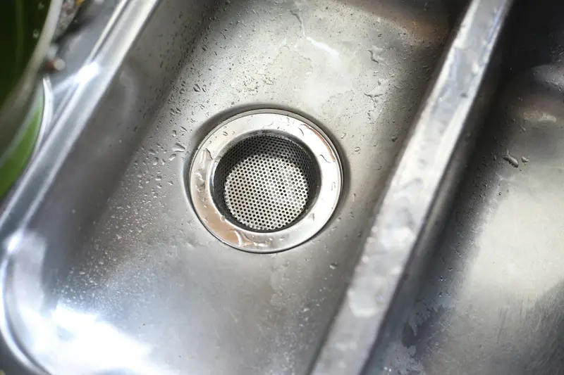 Ralo de uma pia de aço inox com filtro
