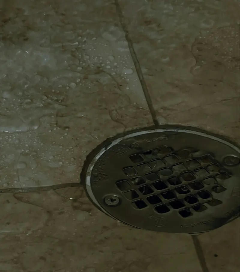 Ralo redondo no piso de um banheiro